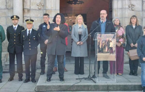 Acto del Día Internacional de la Mujer en Ponferrada con autoridades y escolares.