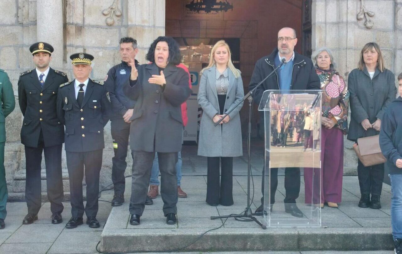 Acto del Día Internacional de la Mujer en Ponferrada con autoridades y escolares.