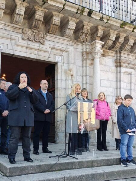 Acto del Día Internacional de la Mujer en Ponferrada con varias personas en el escenario