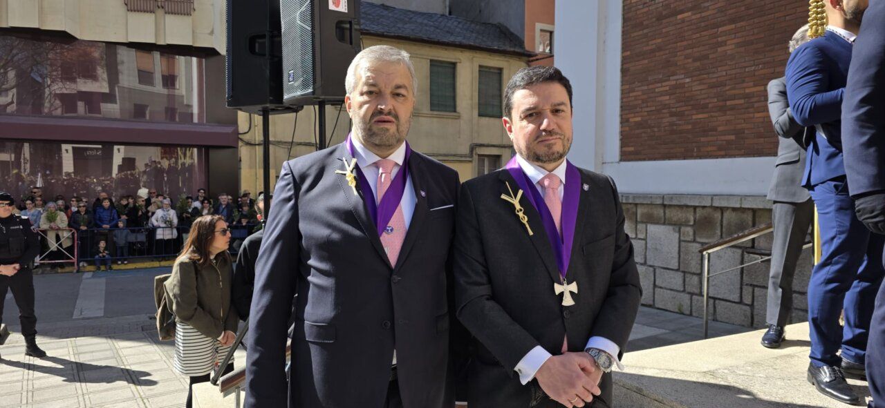 Dos hombres en traje en la celebración del Domingo de Ramos en Ponferrada
