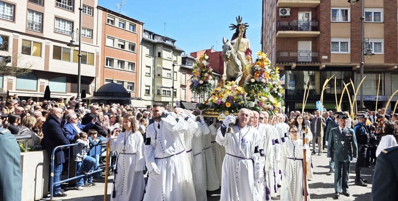 Multitud en Ponferrada durante la celebración del Domingo de Ramos