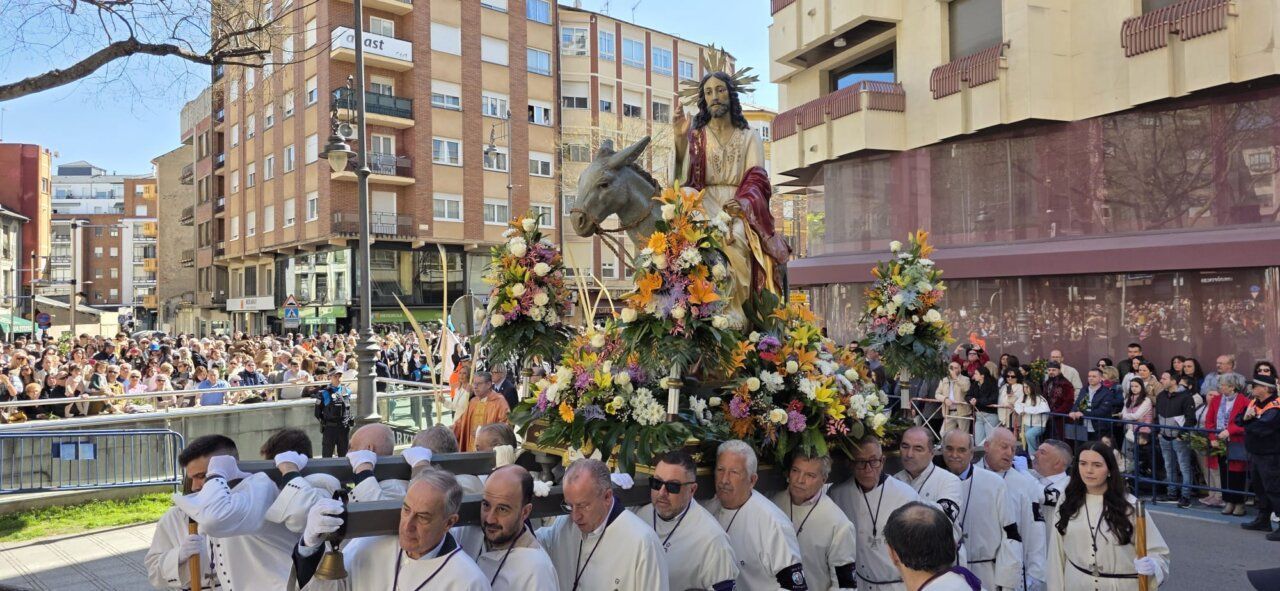 Procesión del Domingo de Ramos en Ponferrada con multitud de asistentes.
