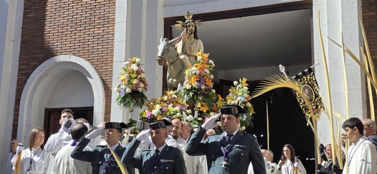 Celebración del Domingo de Ramos en Ponferrada con una multitud y un paso religioso