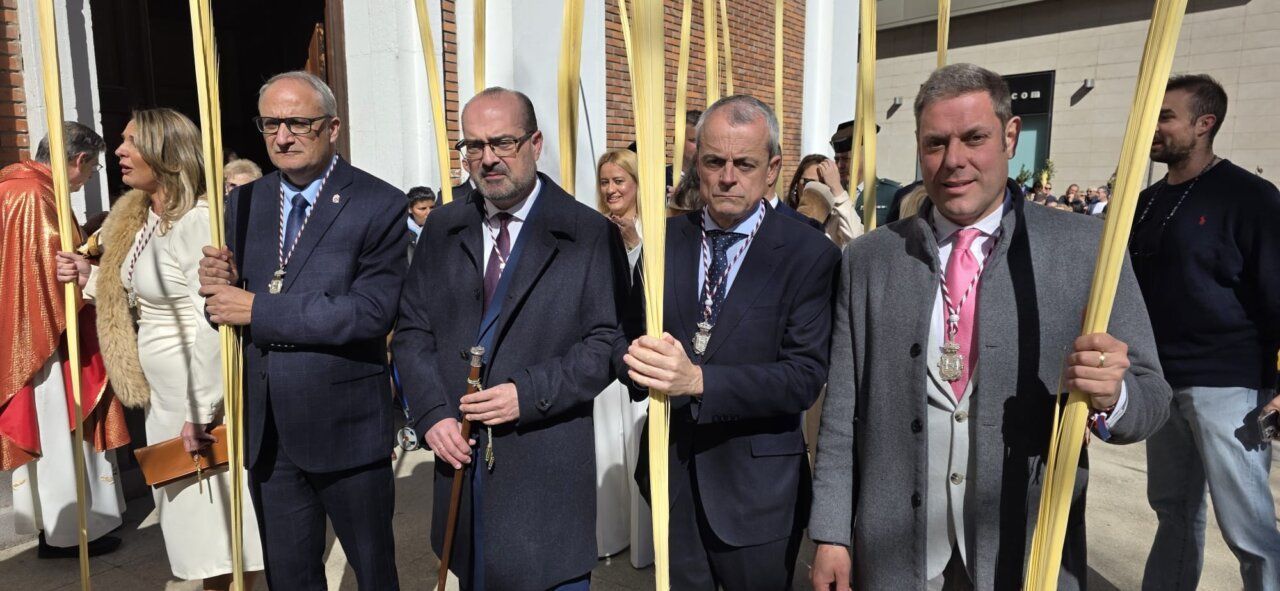 Personas sosteniendo palmas en la celebración del Domingo de Ramos en Ponferrada