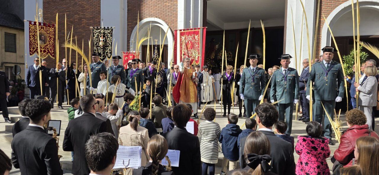 Celebración del Domingo de Ramos en Ponferrada con palmas y procesión.