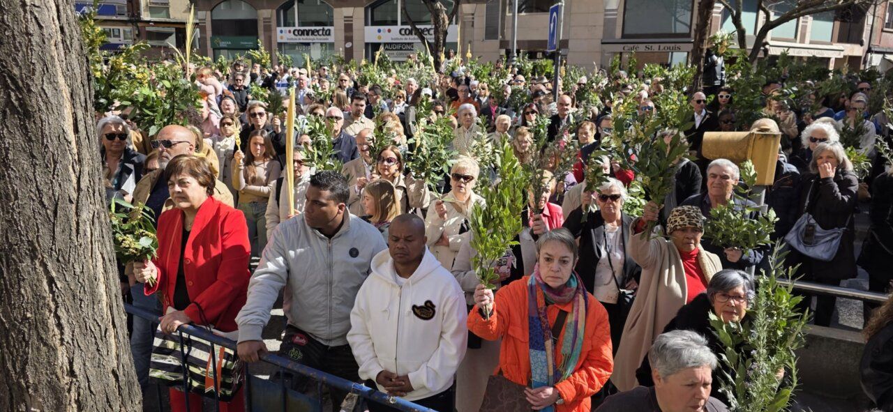 Multitud de personas celebrando el Domingo de Ramos en Ponferrada