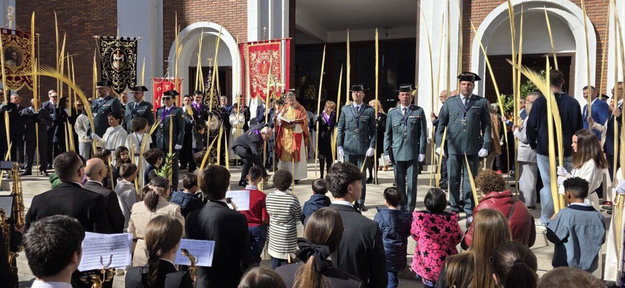 Celebración del Domingo de Ramos en Ponferrada con palmas y estandartes