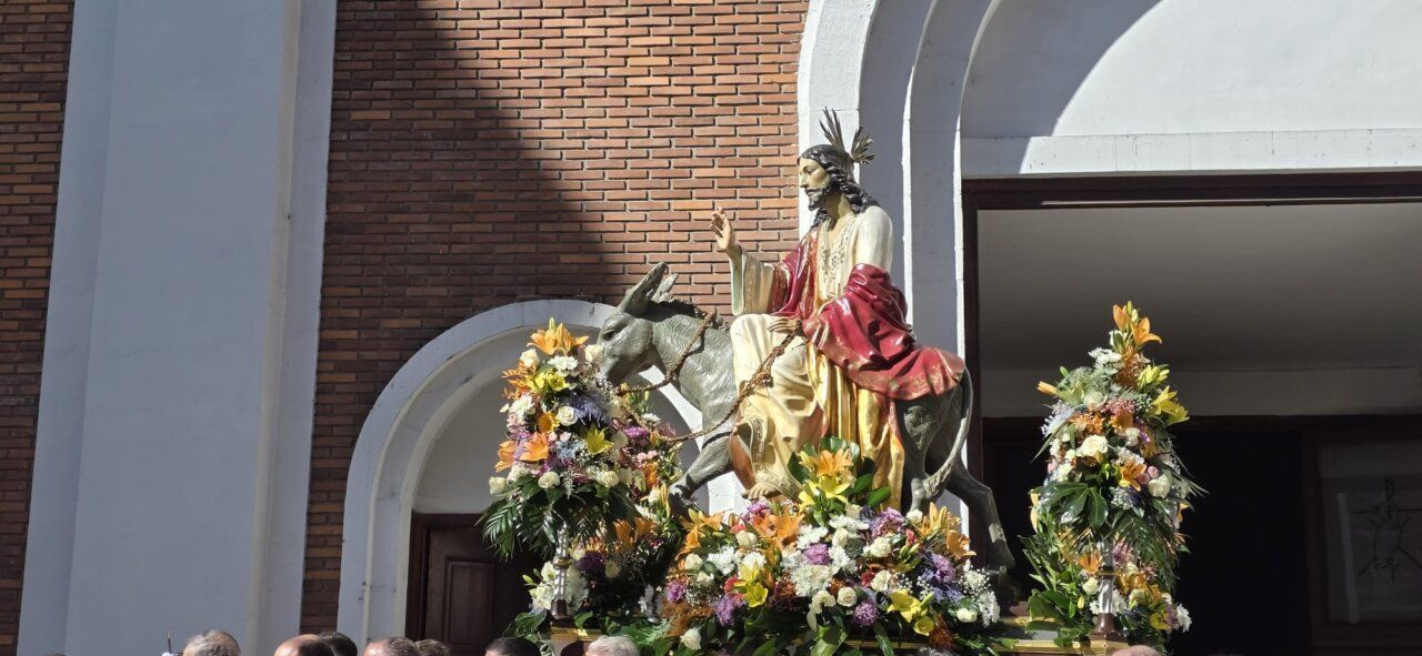 Estatua de Jesús montado en un burro durante el Domingo de Ramos en Ponferrada