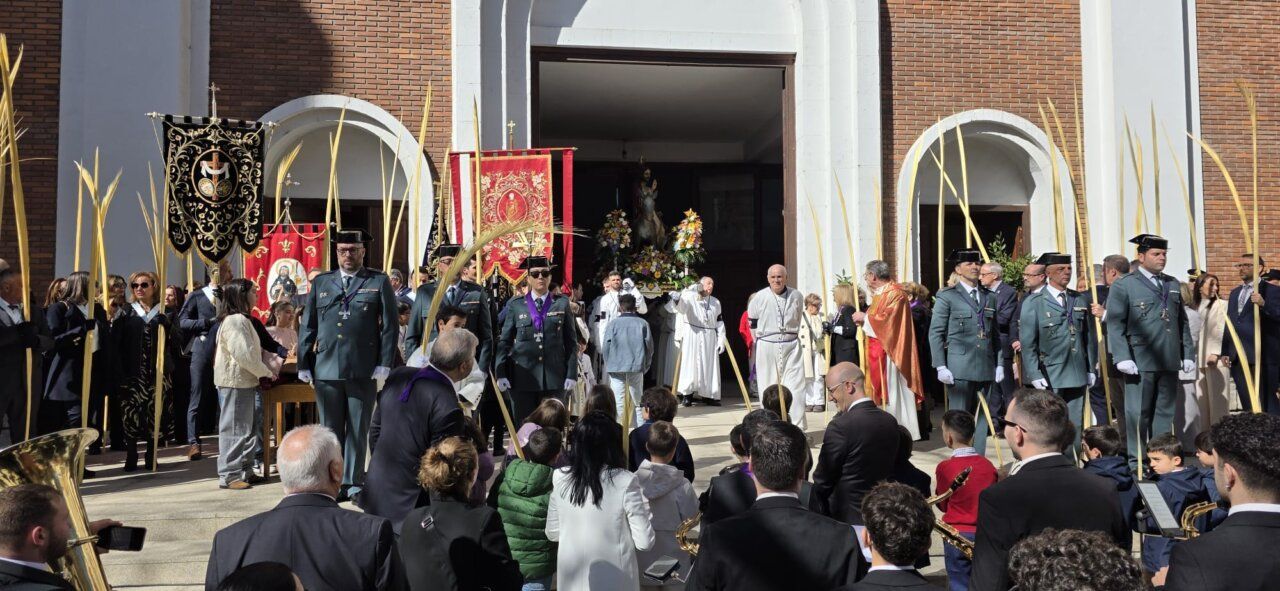 Celebración del Domingo de Ramos en Ponferrada con palmas y figuras religiosas.