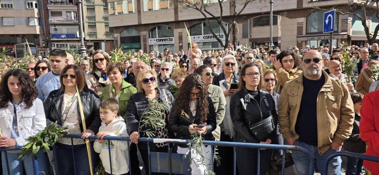 Multitud de personas celebrando el Domingo de Ramos en Ponferrada