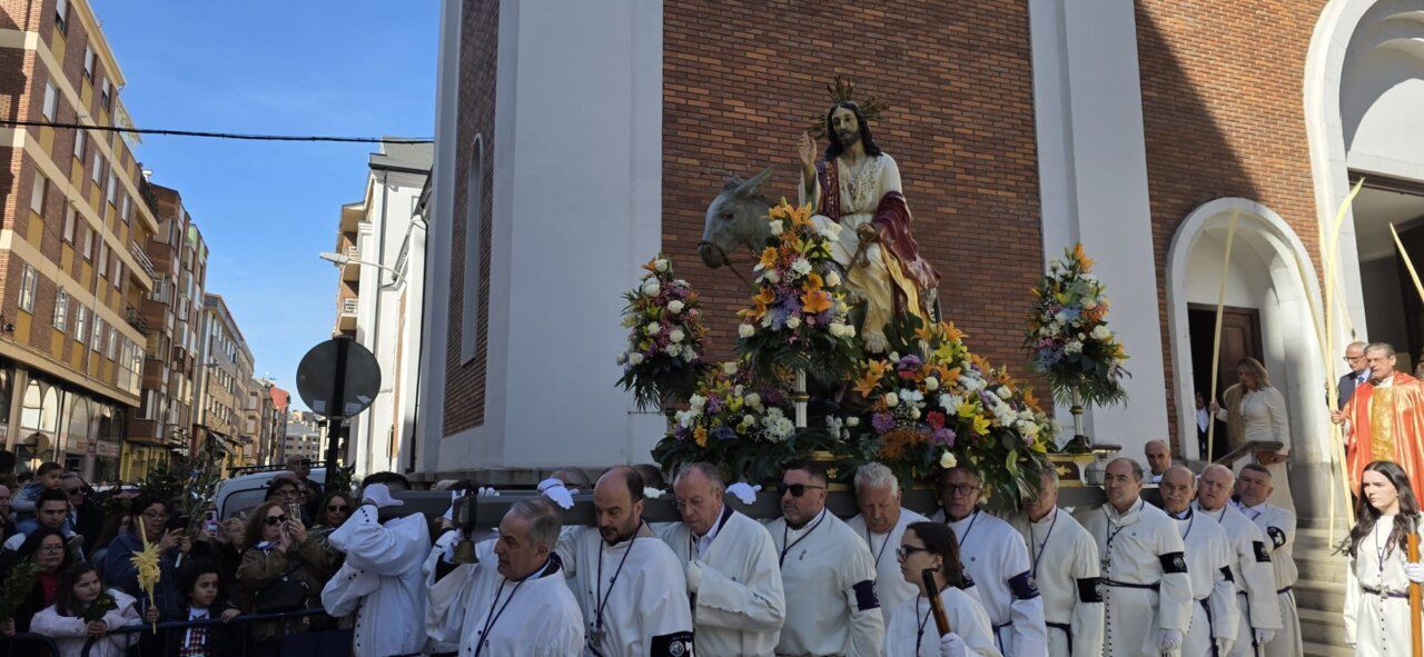 Procesión del Domingo de Ramos en Ponferrada con imagen del Mesías