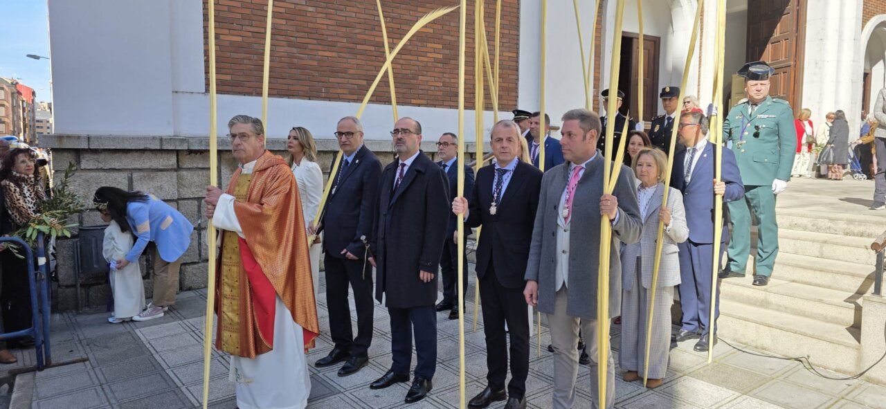 Celebración del Domingo de Ramos en Ponferrada con palmas y asistentes