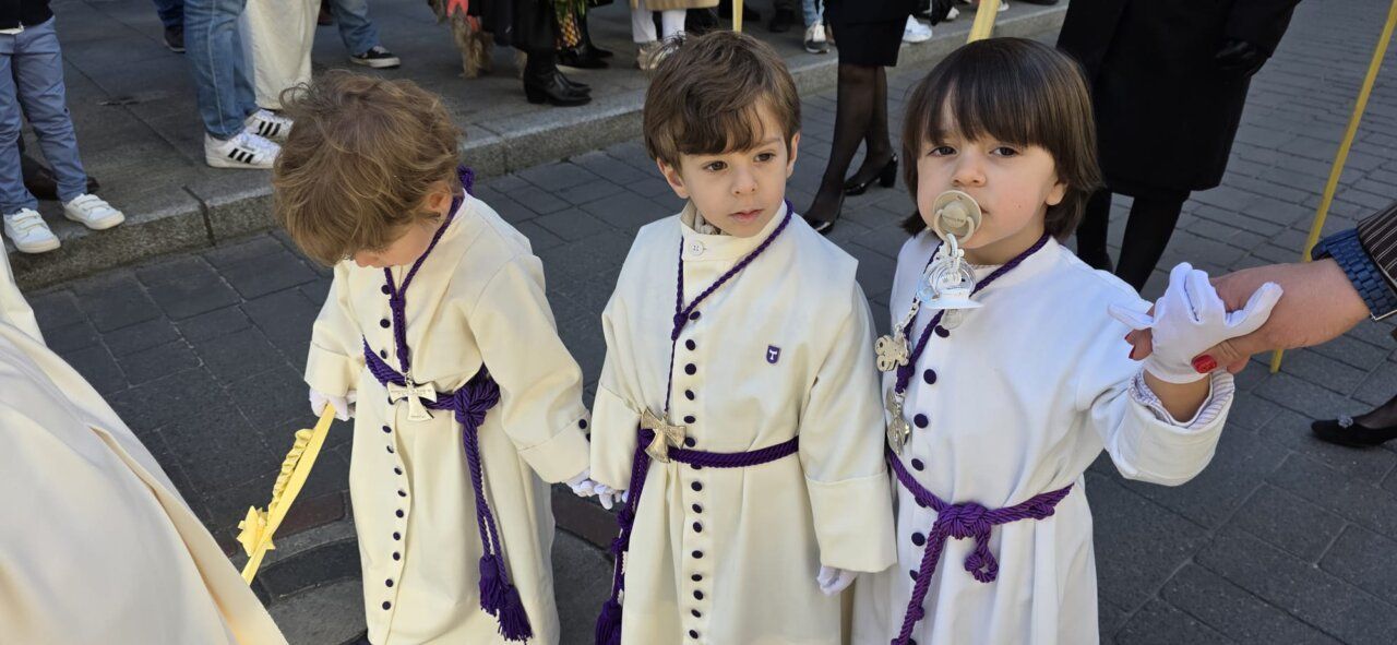 Niños vestidos de blanco en la celebración del Domingo de Ramos en Ponferrada