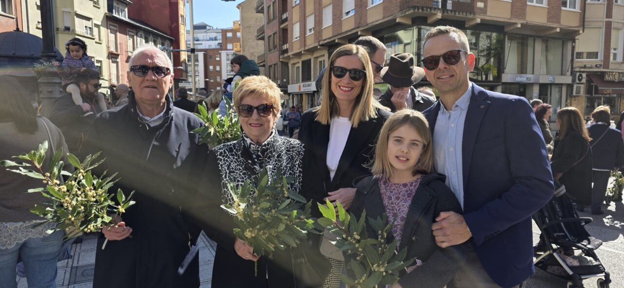 Familia celebrando el Domingo de Ramos en Ponferrada con ramas de olivo