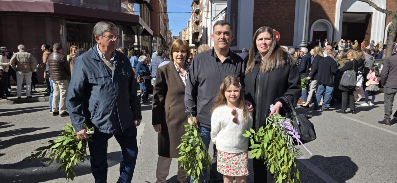 Familia celebrando el Domingo de Ramos en Ponferrada con ramas en las manos