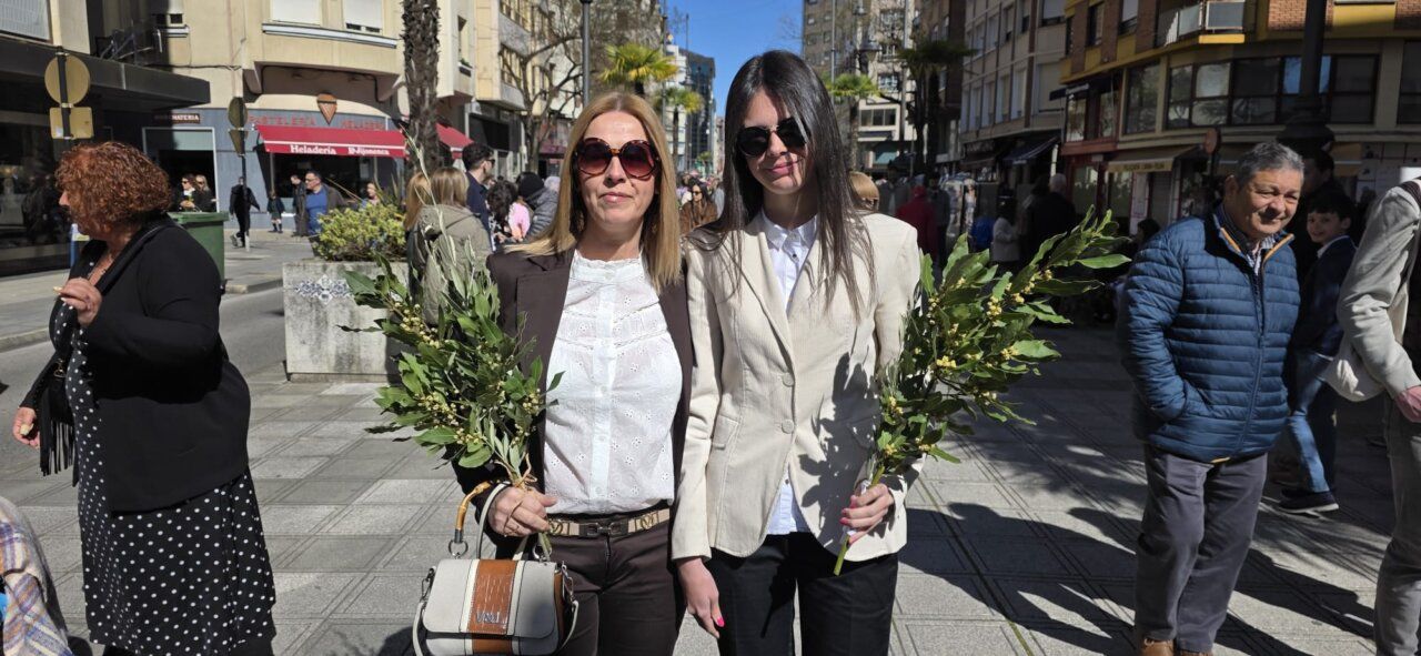 Mujeres sosteniendo ramas durante la celebración del Domingo de Ramos en Ponferrada.