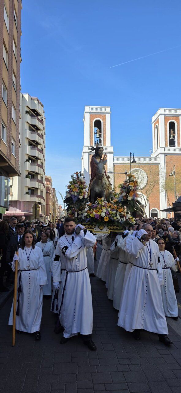 Procesión del Domingo de Ramos en Ponferrada con figura religiosa