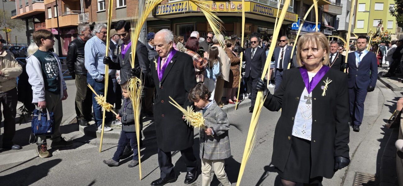Participantes en la procesión del Domingo de Ramos en Ponferrada