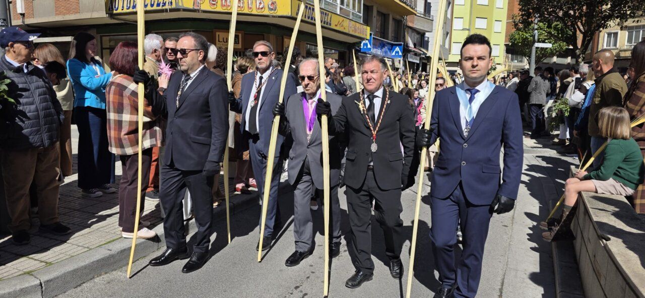 Desfile de Domingo de Ramos en Ponferrada con personas con palmas