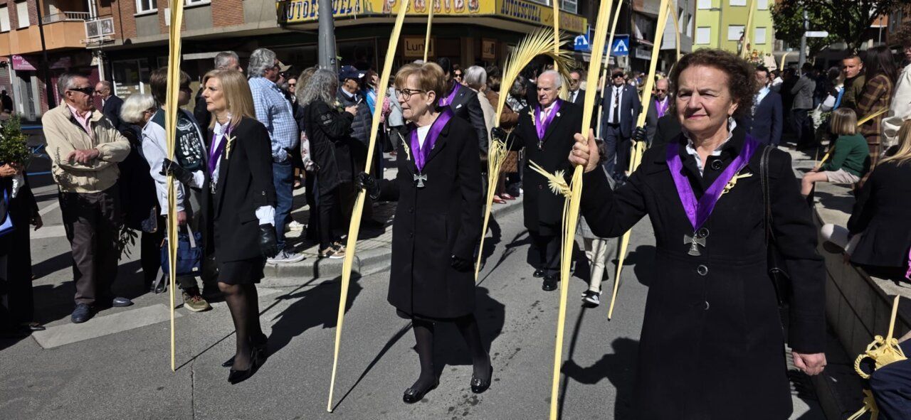 Participantes en la procesión del Domingo de Ramos en Ponferrada
