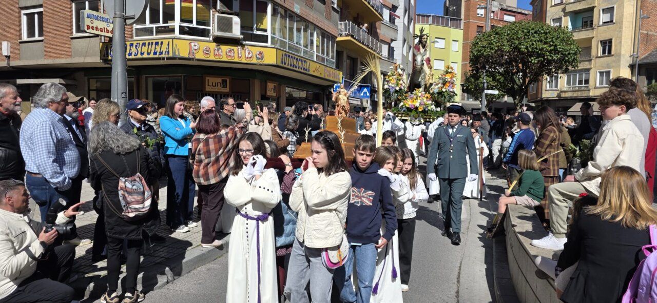Celebración del Domingo de Ramos en Ponferrada con multitud de personas