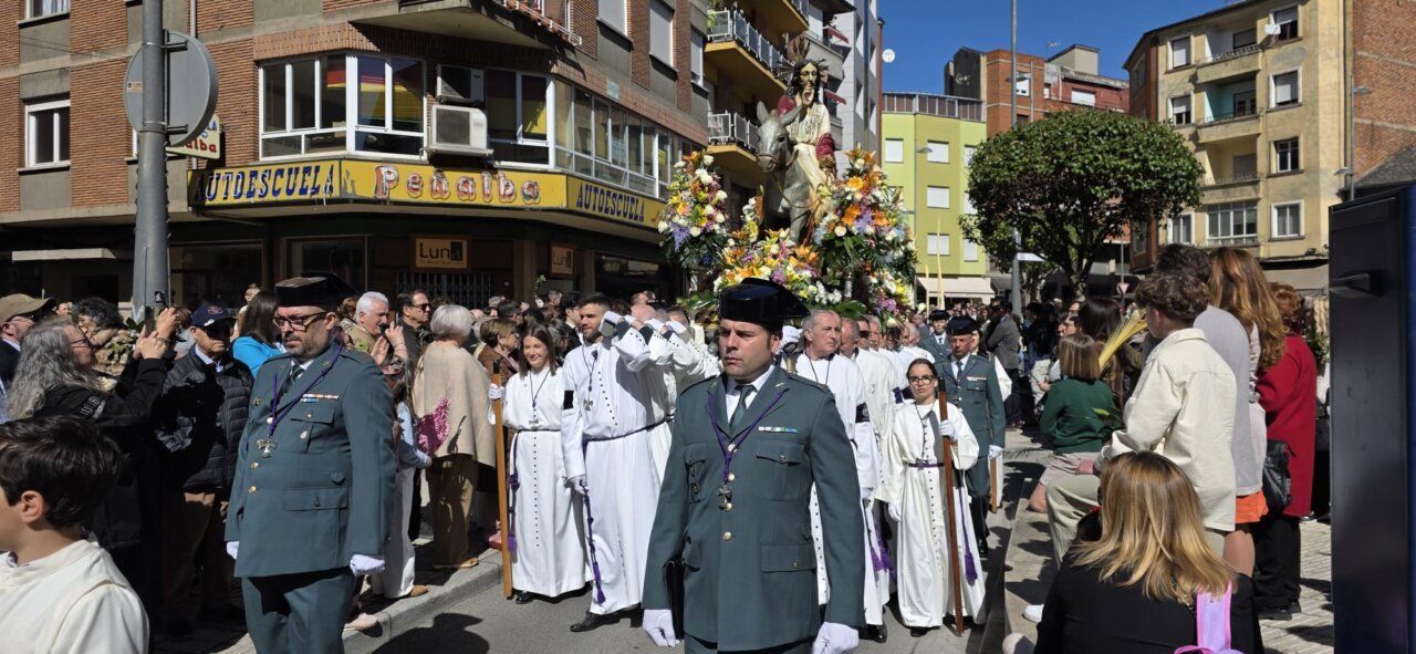 Procesión del Domingo de Ramos en Ponferrada con multitud de asistentes.