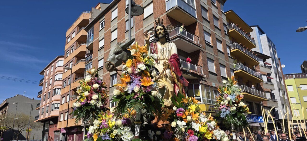 Procesión del Domingo de Ramos en Ponferrada con flores y figura religiosa