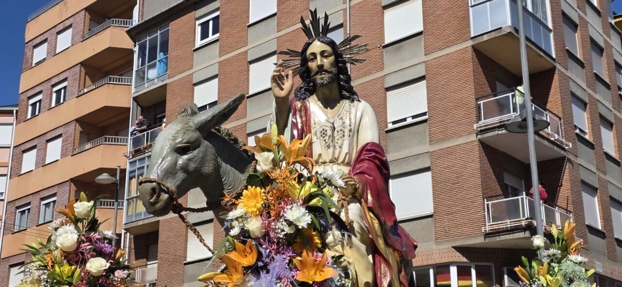 Imagen de la celebración del Domingo de Ramos en Ponferrada con un paso religioso.