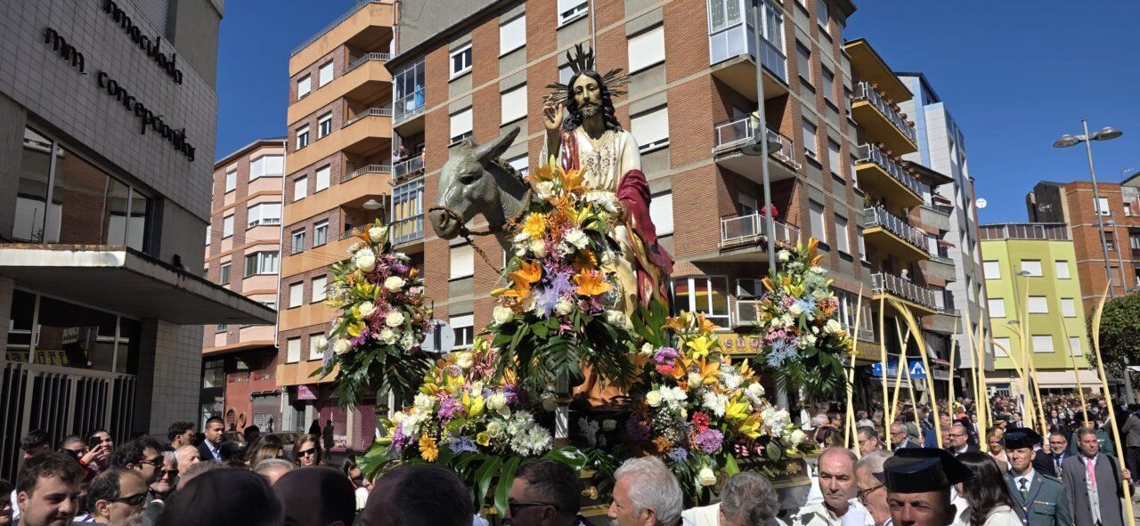 Procesión del Domingo de Ramos en Ponferrada con un paso religioso