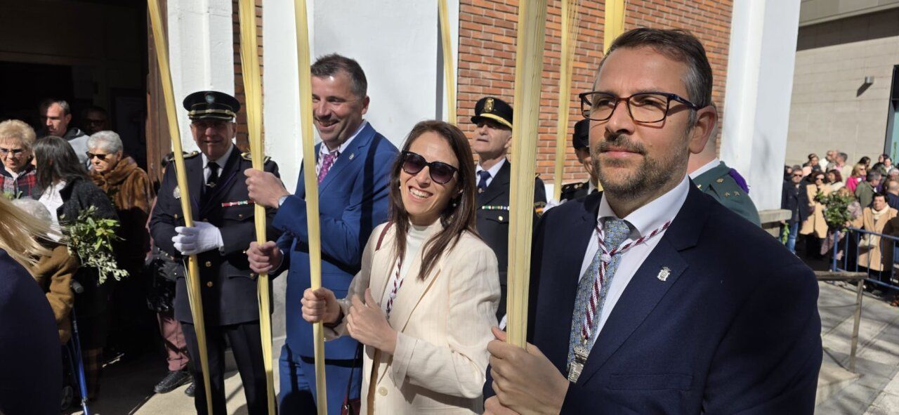 Personas sosteniendo palmas en la celebración del Domingo de Ramos en Ponferrada.