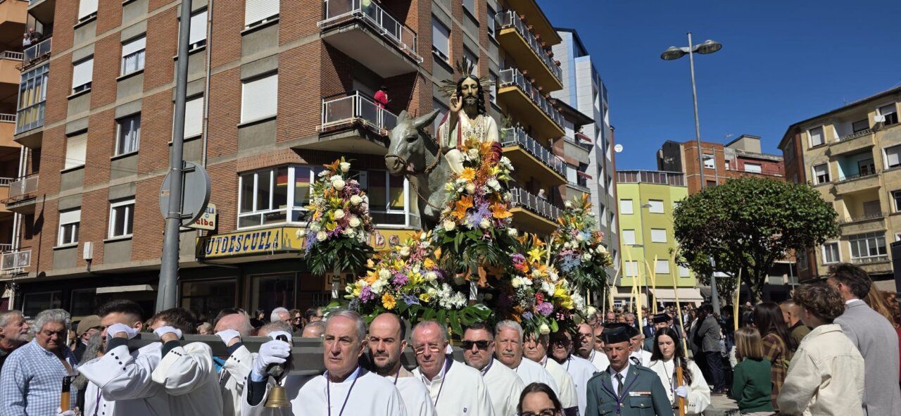 Procesión del Domingo de Ramos en Ponferrada con flores y figura religiosa