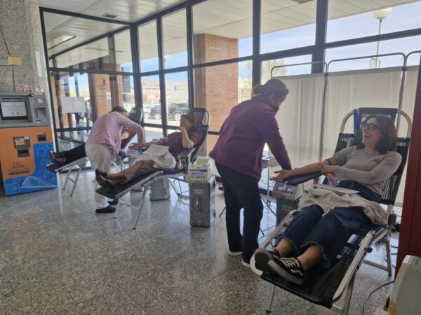 Donantes de sangre en el vestíbulo del Hospital El Bierzo