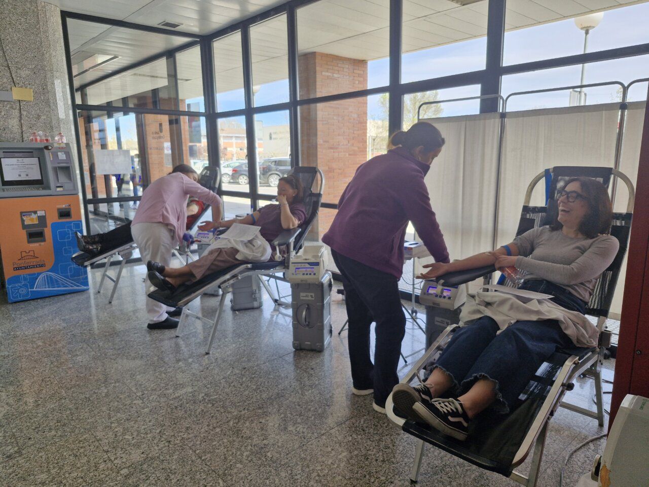 Donantes de sangre en el vestíbulo del Hospital El Bierzo