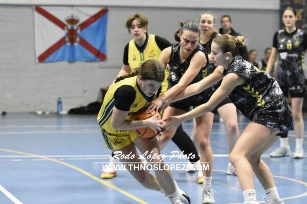 Jugadoras de baloncesto compitiendo por el balón en Gijón