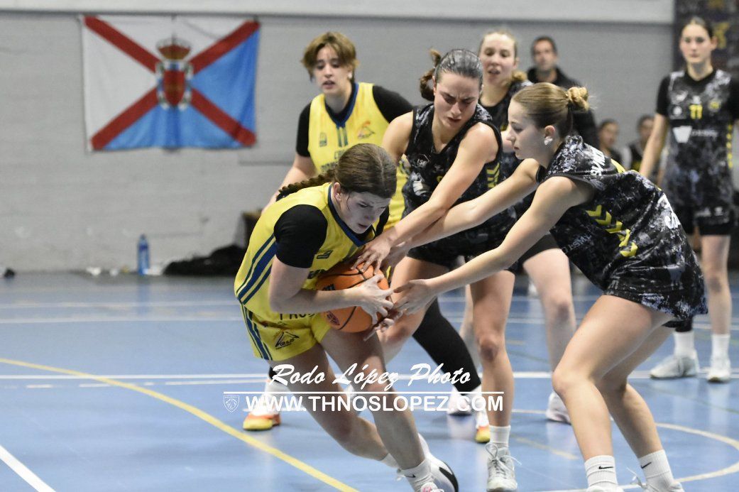 Jugadoras de baloncesto compitiendo por el balón en Gijón