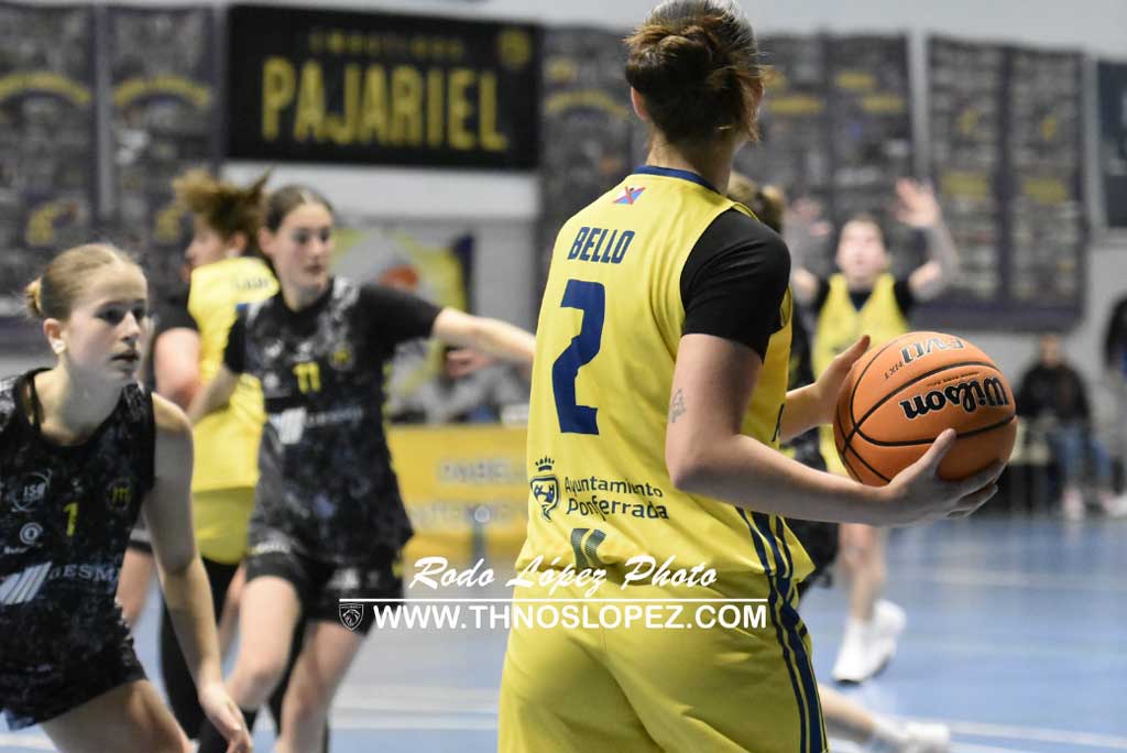 Jugadora de Embutidos Pajariel con balón en un partido de baloncesto