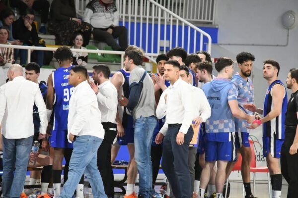 Jugadores de baloncesto en el Lydia Valentín durante un partido