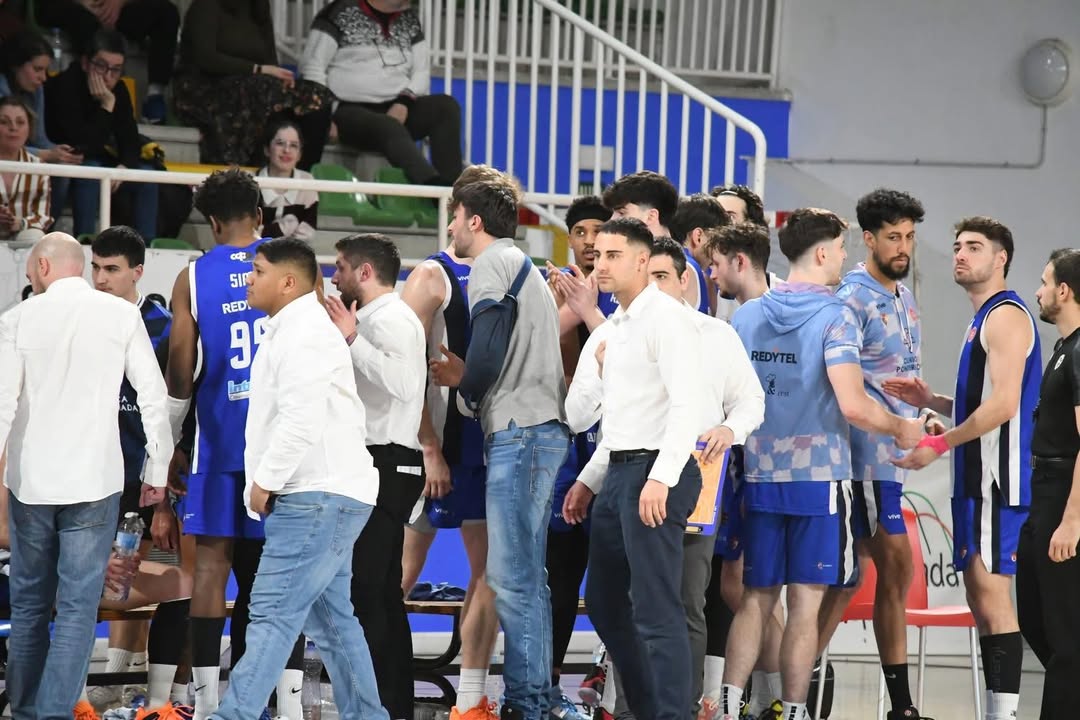 Jugadores de baloncesto en el Lydia Valentín durante un partido