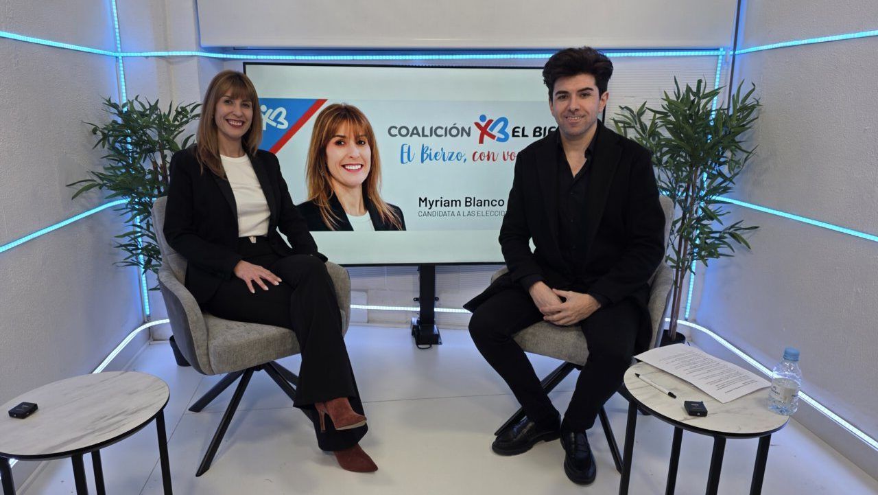 Myriam Blanco y un entrevistador en un set de televisión