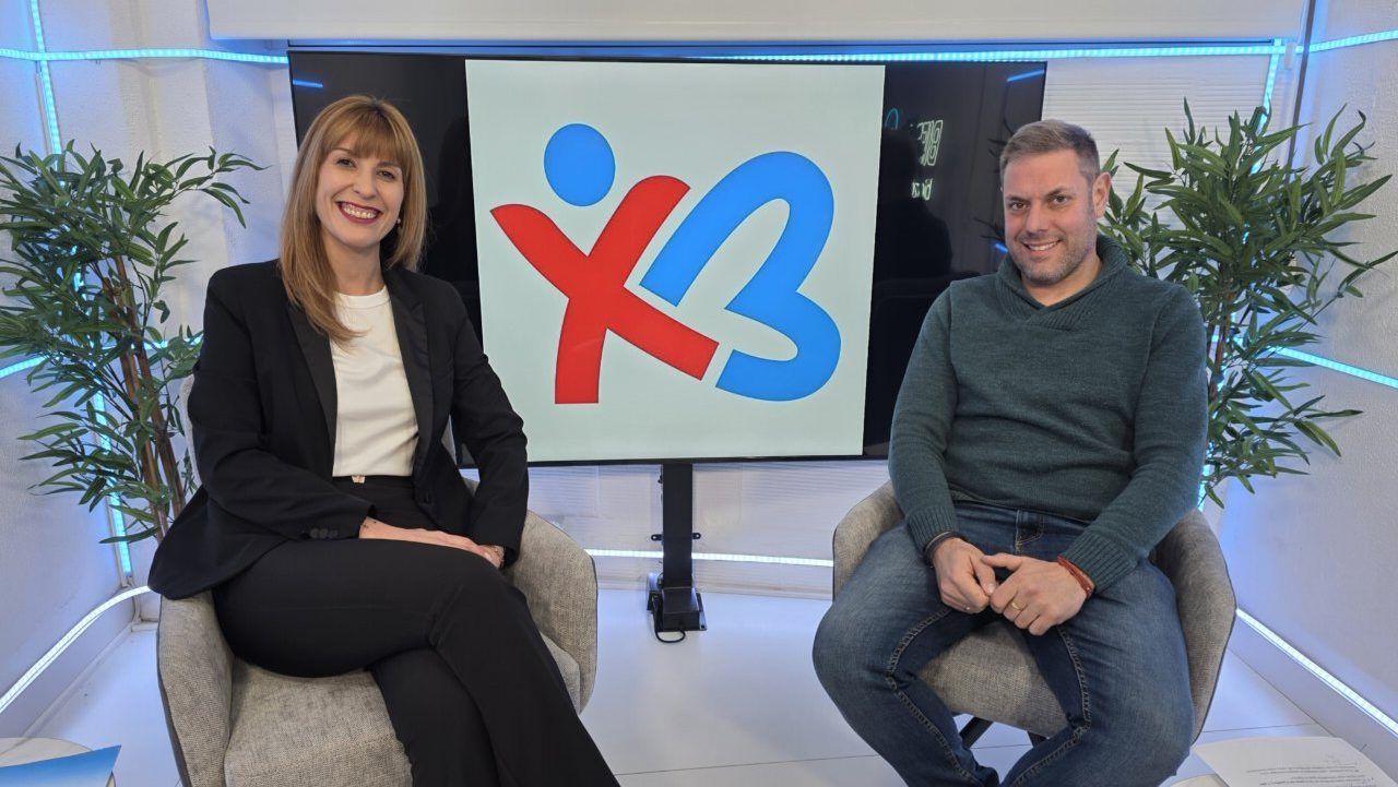 Myriam Blanco y un entrevistador en un set de televisión