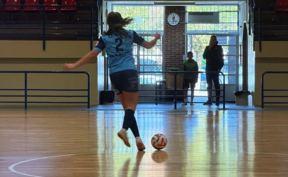 Jugadora del equipo femenino del Ponfesala en el Pabellón José Arroyo