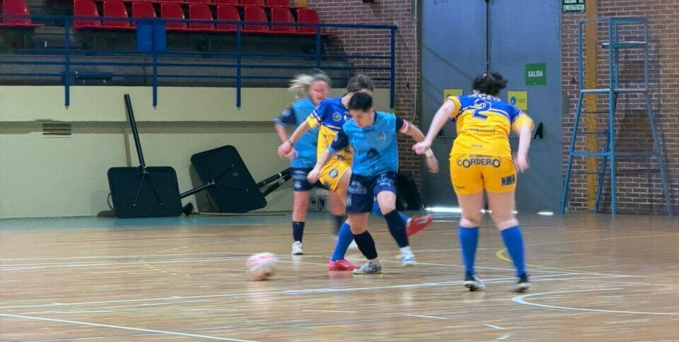 Jugadoras del equipo femenino del Ponfesala en acción durante un partido de fútbol sala