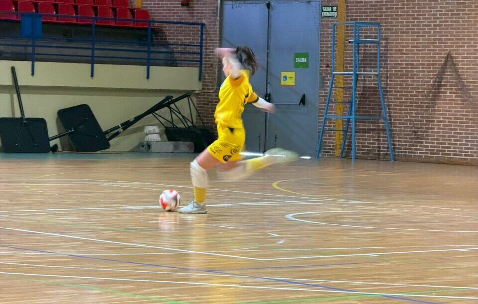 Jugadora del equipo femenino del Ponfesala en acción durante un partido de futsal