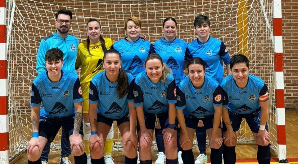 Equipo femenino del Ponfesala posando en el Pabellón José Arroyo