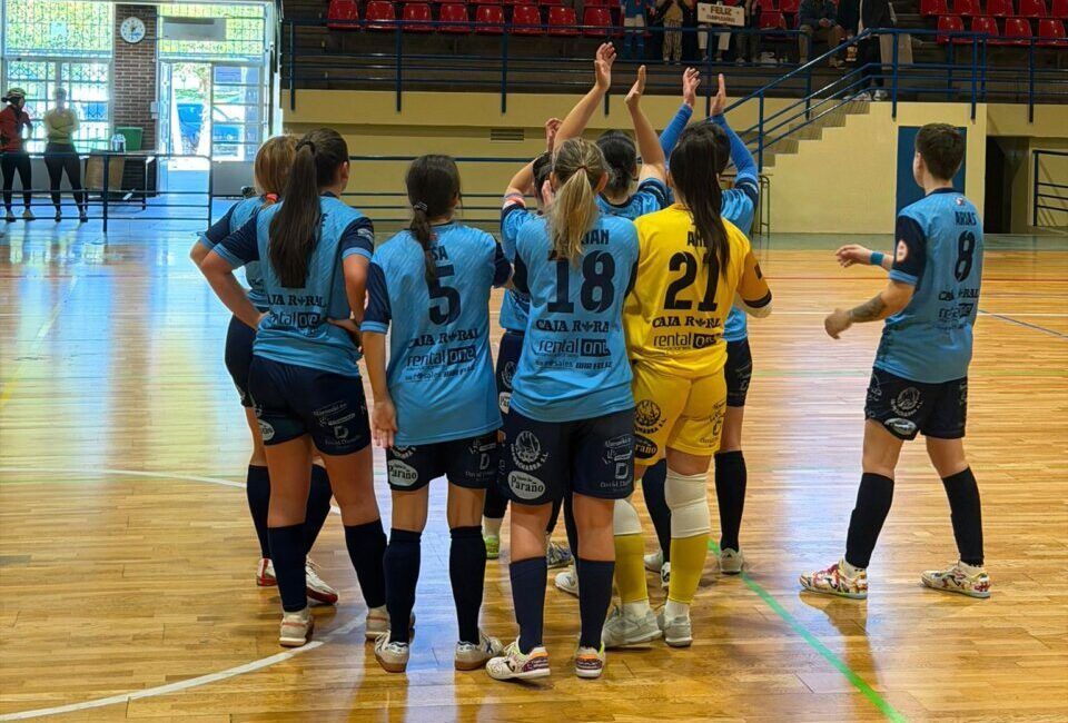 Jugadoras del equipo femenino del Ponfesala celebrando en el Pabellón José Arroyo