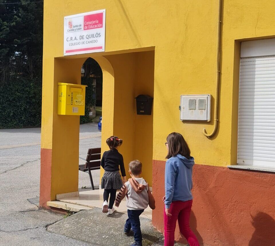 Niños entrando a la escuela de Canedo en Arganza.