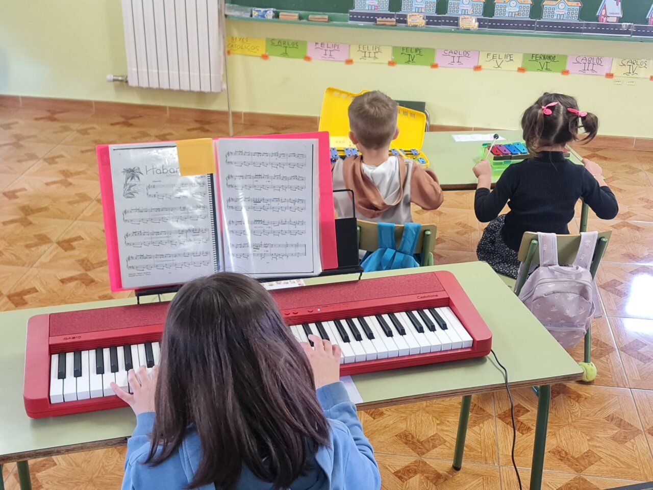 Niños en la escuela de Canedo tocando instrumentos musicales
