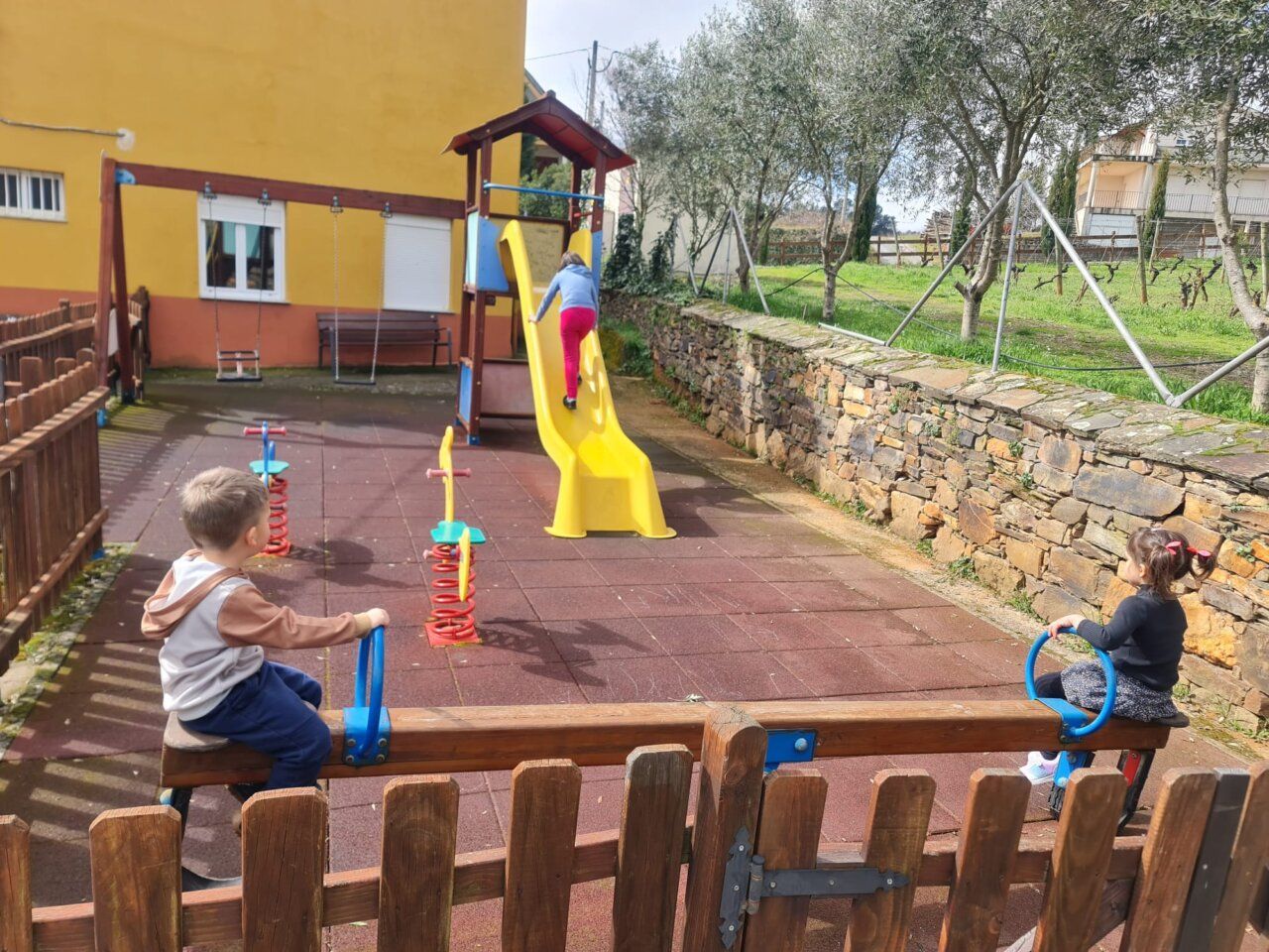 Niños jugando en el patio de la escuela de Canedo