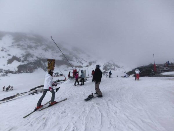 Esquiadores disfrutando de la nieve en Leitariegos