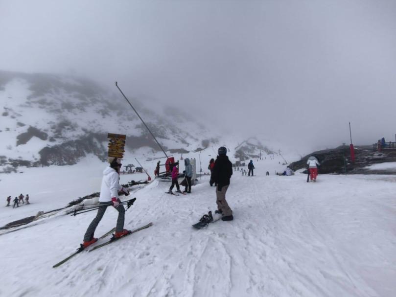 Esquiadores disfrutando de la nieve en Leitariegos